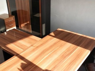 Стол в кабинет для переговоров