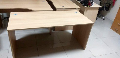 Прямой стол для персонала в офис